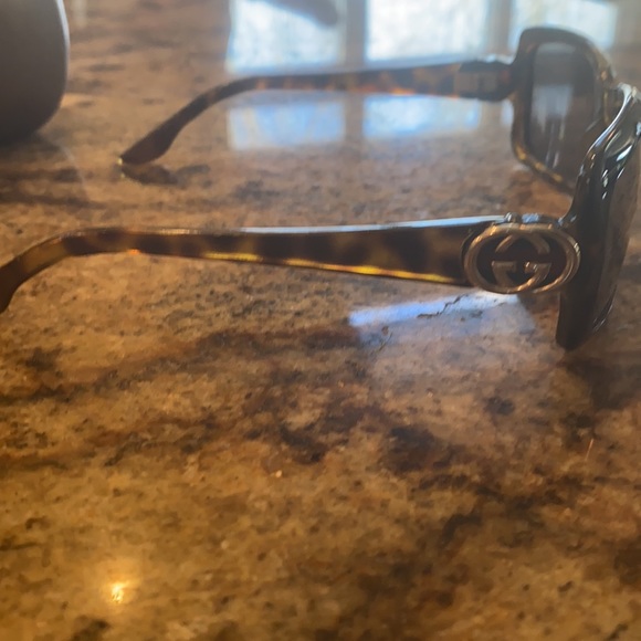 Gucci sunglasses with case - Picture 4 of 13